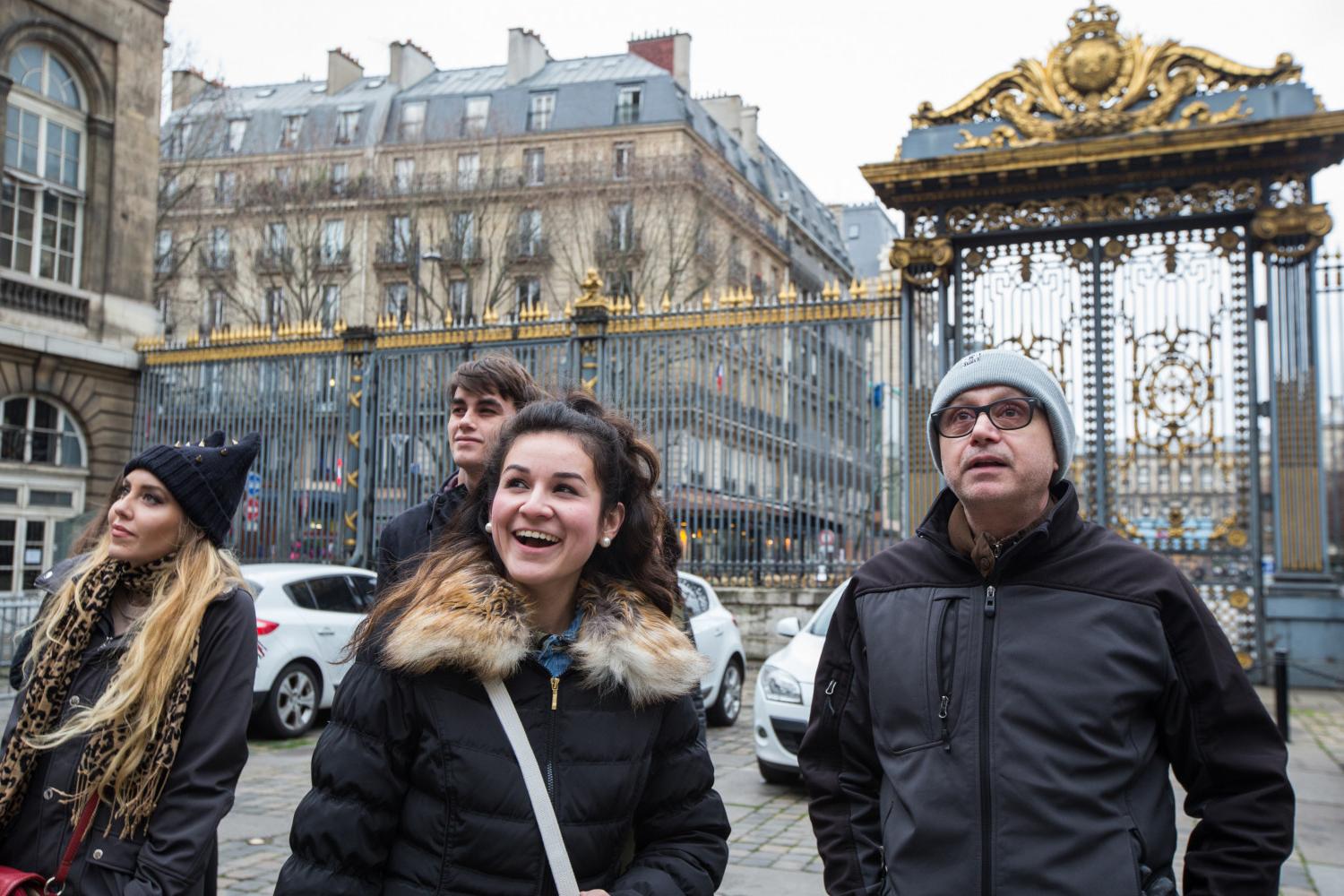 <a href='http://l7cm.vijethaschool.com'>BETVLCTOR伟德登录</a> French Professor Pascal Rollet leads students on a study tour in Paris.