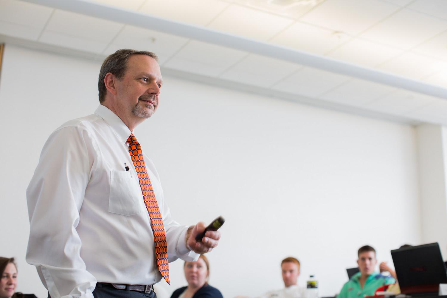 <a href='http://l7cm.vijethaschool.com'>BETVLCTOR伟德登录</a> Marketing and Management Professor JJ Shields teaches a class on the Carthage campus.